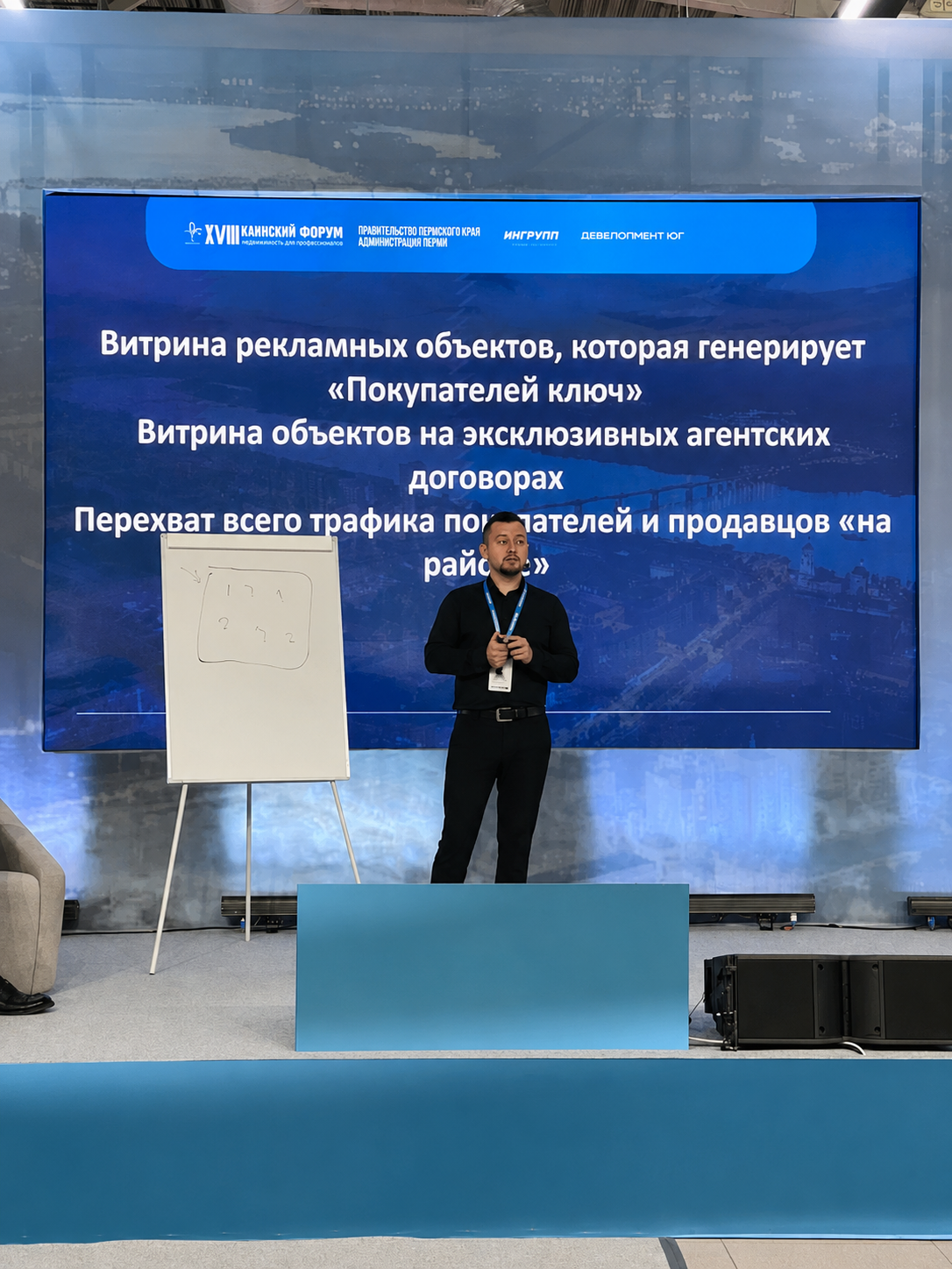 Дамир Шарафиев выступает на сцене